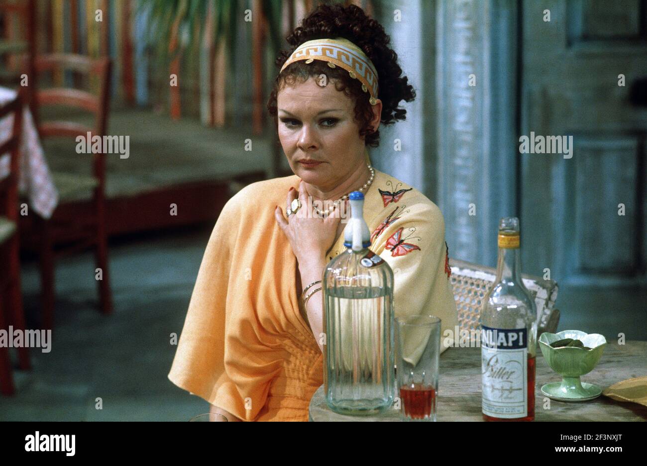 Die RSC-Besetzung in Aktion während der ATV-FERNSEHNETZPRODUKTION von Trevor Nunns musikalischer Adaption für das Fernsehen, KOMÖDIE DER FEHLER von William Shakespeare im Royal Shakespeare Theatre, Stratford-upon-Avon. Darsteller: Judi Dench, Francesca Annis, Michael Williams,- Mike Gwilym, Roger Reed, Nickolas Grace, Griffith Jones, Barbara Shelley, Robin Ellis. Die Aufführung wurde am 18. April 1978 vom Theater national übertragen. Stockfoto