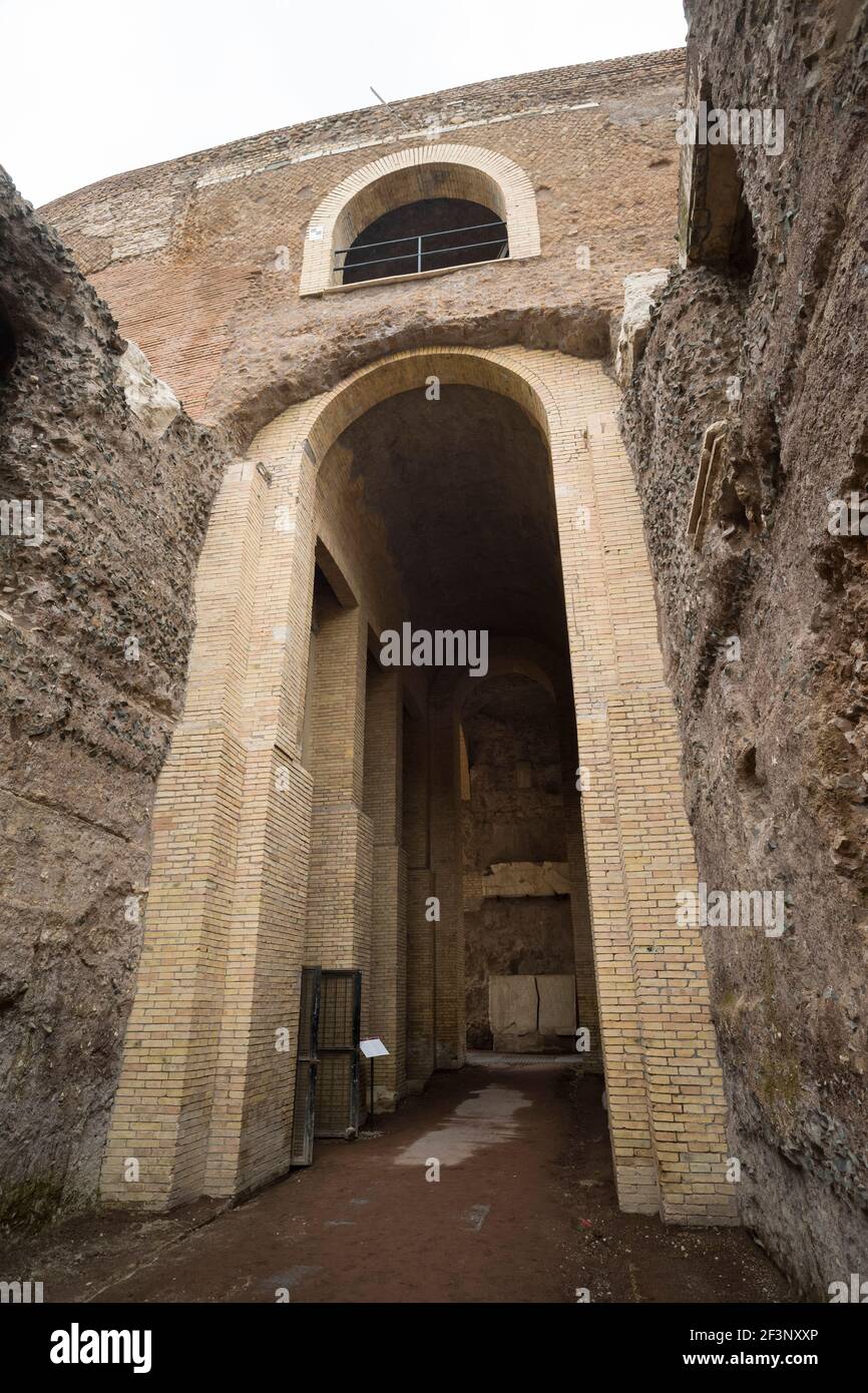 Rom. Italien. Eingang zum Mausoleum des Augustus (Mausoleo di Augusto), erbaut vom römischen Kaiser Augustus im Jahre 28 v. Chr. auf dem Campus Martius, heute P Stockfoto