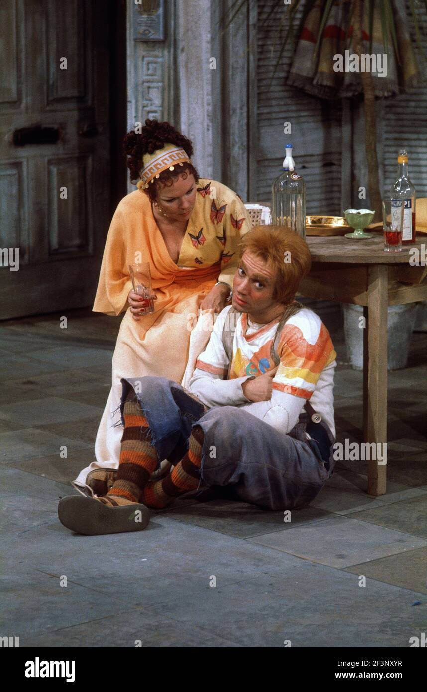 Die RSC-Besetzung in Aktion während der ATV-FERNSEHNETZPRODUKTION von Trevor Nunns musikalischer Adaption für das Fernsehen, KOMÖDIE DER FEHLER von William Shakespeare im Royal Shakespeare Theatre, Stratford-upon-Avon. Darsteller: Judi Dench, Francesca Annis, Michael Williams,- Mike Gwilym, Roger Reed, Nickolas Grace, Griffith Jones, Barbara Shelley, Robin Ellis. Die Aufführung wurde am 18. April 1978 vom Theater national übertragen. Stockfoto