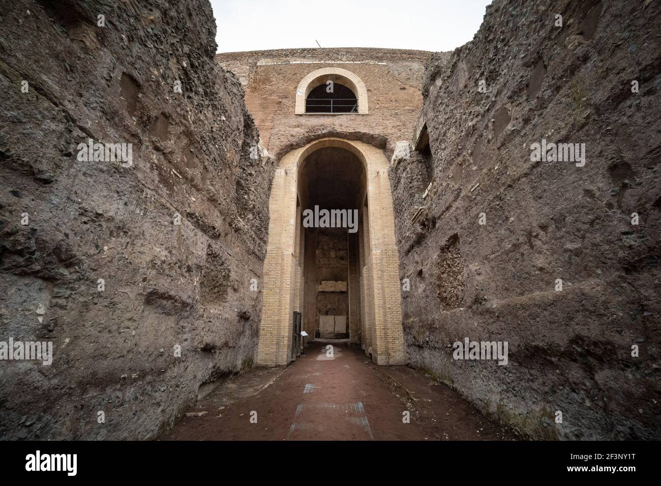 Rom. Italien. Eingang zum Mausoleum des Augustus (Mausoleo di Augusto), erbaut vom römischen Kaiser Augustus im Jahre 28 v. Chr. auf dem Campus Martius, heute P Stockfoto