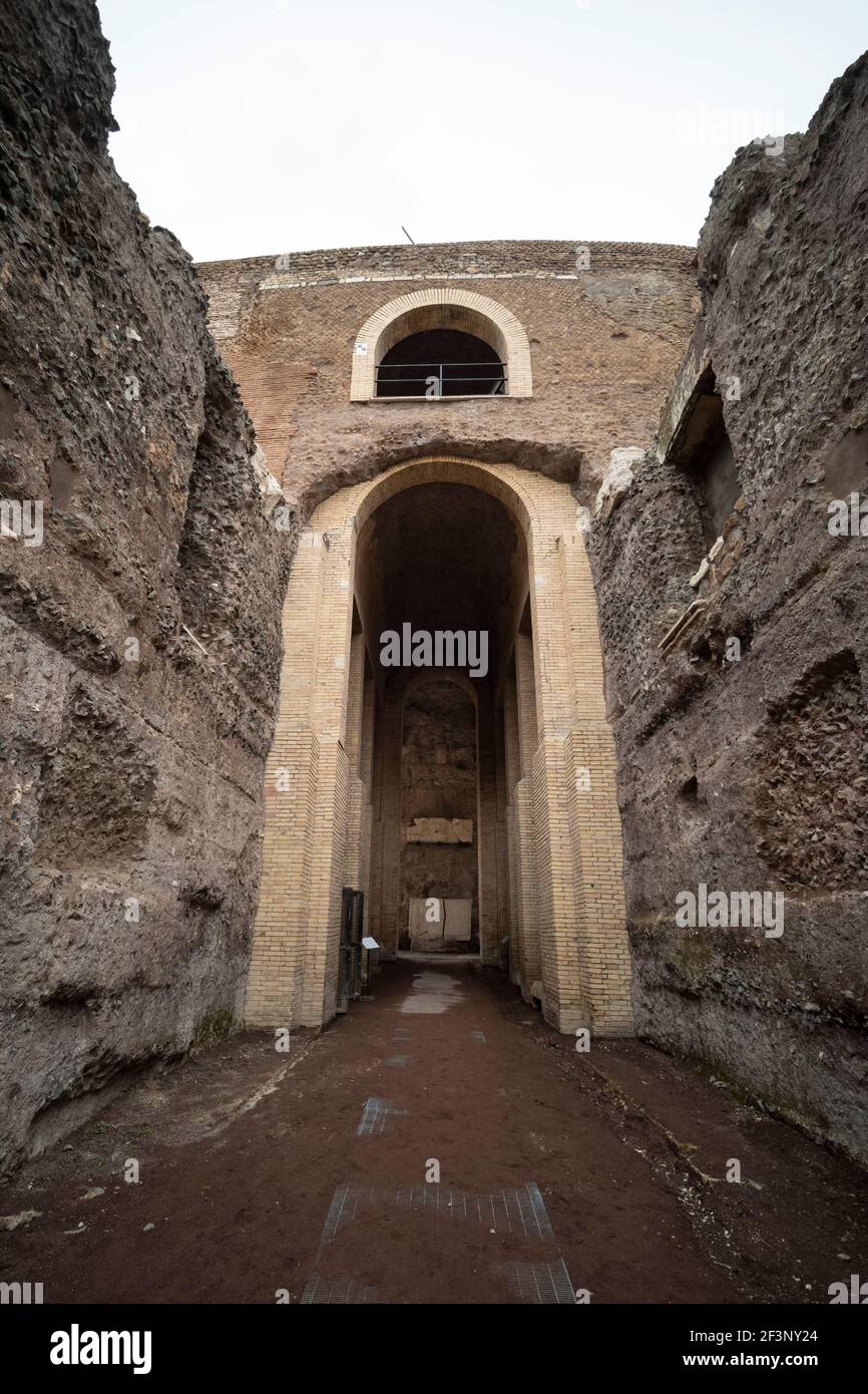 Rom. Italien. Eingang zum Mausoleum des Augustus (Mausoleo di Augusto), erbaut vom römischen Kaiser Augustus im Jahre 28 v. Chr. auf dem Campus Martius, heute P Stockfoto