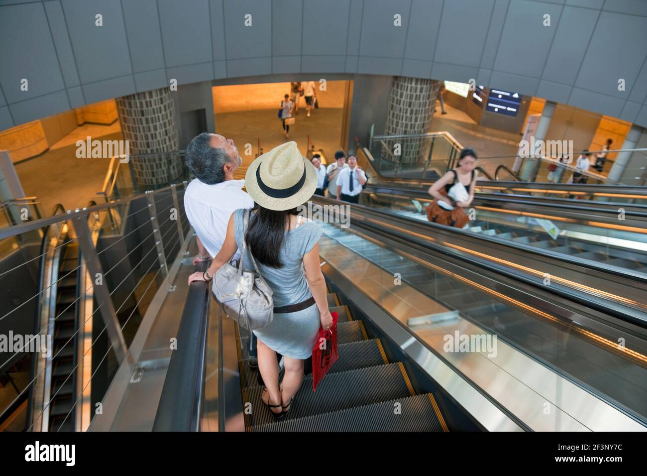 Rolltreppen laufen durch den Big hat Eingang zu Roppongi Hills, einem Geschäfts- und Einkaufskomplex im trendigen Roppongi Viertel von Tokio, Japan Stockfoto