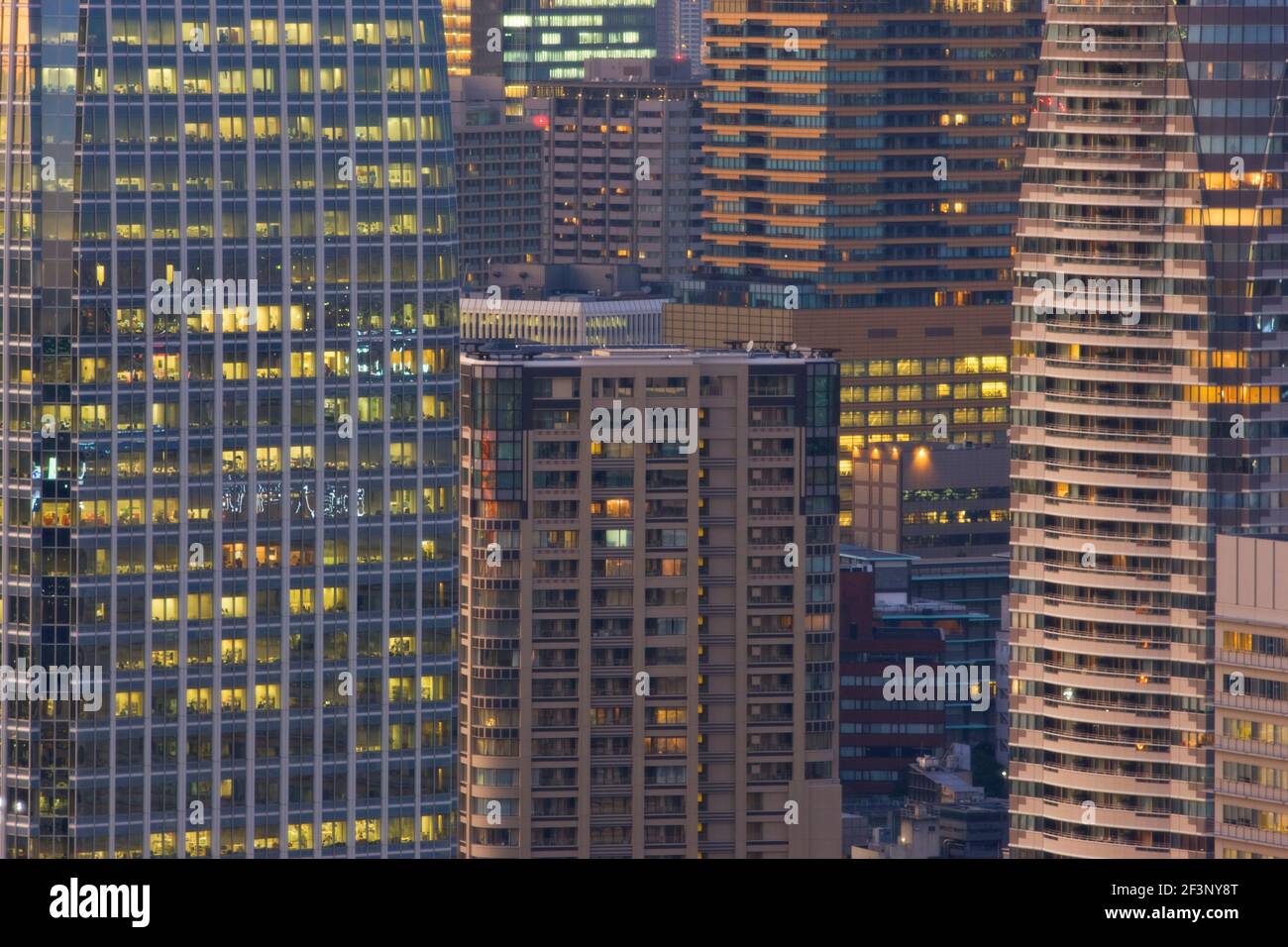 Die abgerundeten Formen des Geschäftskomplexes Atago Green Hills Und Eigentumswohnungen sind dicht mit umliegenden Bürogebäuden in gepackt Die Minato Distri Stockfoto