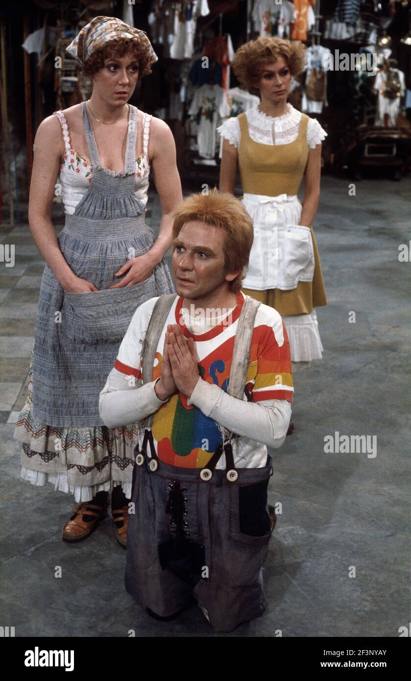 Die RSC-Besetzung in Aktion während der ATV-FERNSEHNETZPRODUKTION von Trevor Nunns musikalischer Adaption für das Fernsehen, KOMÖDIE DER FEHLER von William Shakespeare im Royal Shakespeare Theatre, Stratford-upon-Avon. Darsteller: Judi Dench, Francesca Annis, Michael Williams,- Mike Gwilym, Roger Reed, Nickolas Grace, Griffith Jones, Barbara Shelley, Robin Ellis. Die Aufführung wurde am 18. April 1978 vom Theater national übertragen. Stockfoto