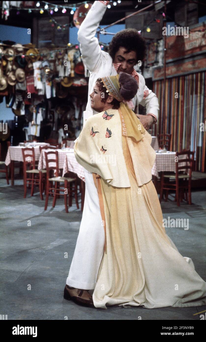 Die RSC-Besetzung in Aktion während der ATV-FERNSEHNETZPRODUKTION von Trevor Nunns musikalischer Adaption für das Fernsehen, KOMÖDIE DER FEHLER von William Shakespeare im Royal Shakespeare Theatre, Stratford-upon-Avon. Darsteller: Judi Dench, Francesca Annis, Michael Williams,- Mike Gwilym, Roger Reed, Nickolas Grace, Griffith Jones, Barbara Shelley, Robin Ellis. Die Aufführung wurde am 18. April 1978 vom Theater national übertragen. Stockfoto