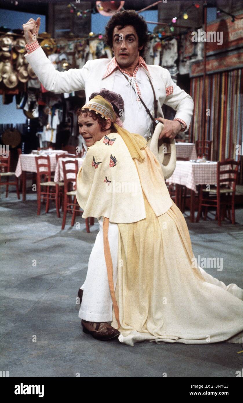 Die RSC-Besetzung in Aktion während der ATV-FERNSEHNETZPRODUKTION von Trevor Nunns musikalischer Adaption für das Fernsehen, KOMÖDIE DER FEHLER von William Shakespeare im Royal Shakespeare Theatre, Stratford-upon-Avon. Darsteller: Judi Dench, Francesca Annis, Michael Williams,- Mike Gwilym, Roger Reed, Nickolas Grace, Griffith Jones, Barbara Shelley, Robin Ellis. Die Aufführung wurde am 18. April 1978 vom Theater national übertragen. Stockfoto