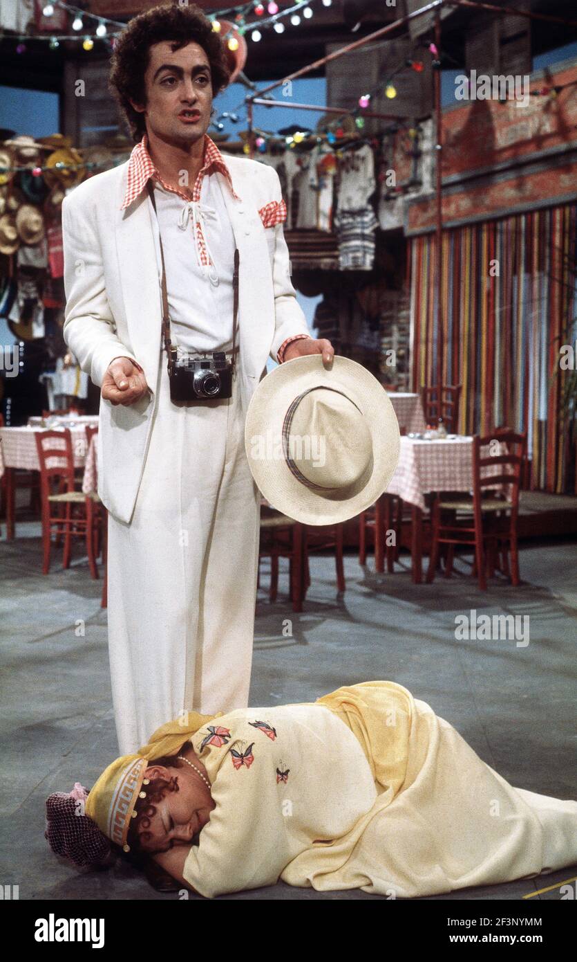 Die RSC-Besetzung in Aktion während der ATV-FERNSEHNETZPRODUKTION von Trevor Nunns musikalischer Adaption für das Fernsehen, KOMÖDIE DER FEHLER von William Shakespeare im Royal Shakespeare Theatre, Stratford-upon-Avon. Darsteller: Judi Dench, Francesca Annis, Michael Williams,- Mike Gwilym, Roger Reed, Nickolas Grace, Griffith Jones, Barbara Shelley, Robin Ellis. Die Aufführung wurde am 18. April 1978 vom Theater national übertragen. Stockfoto