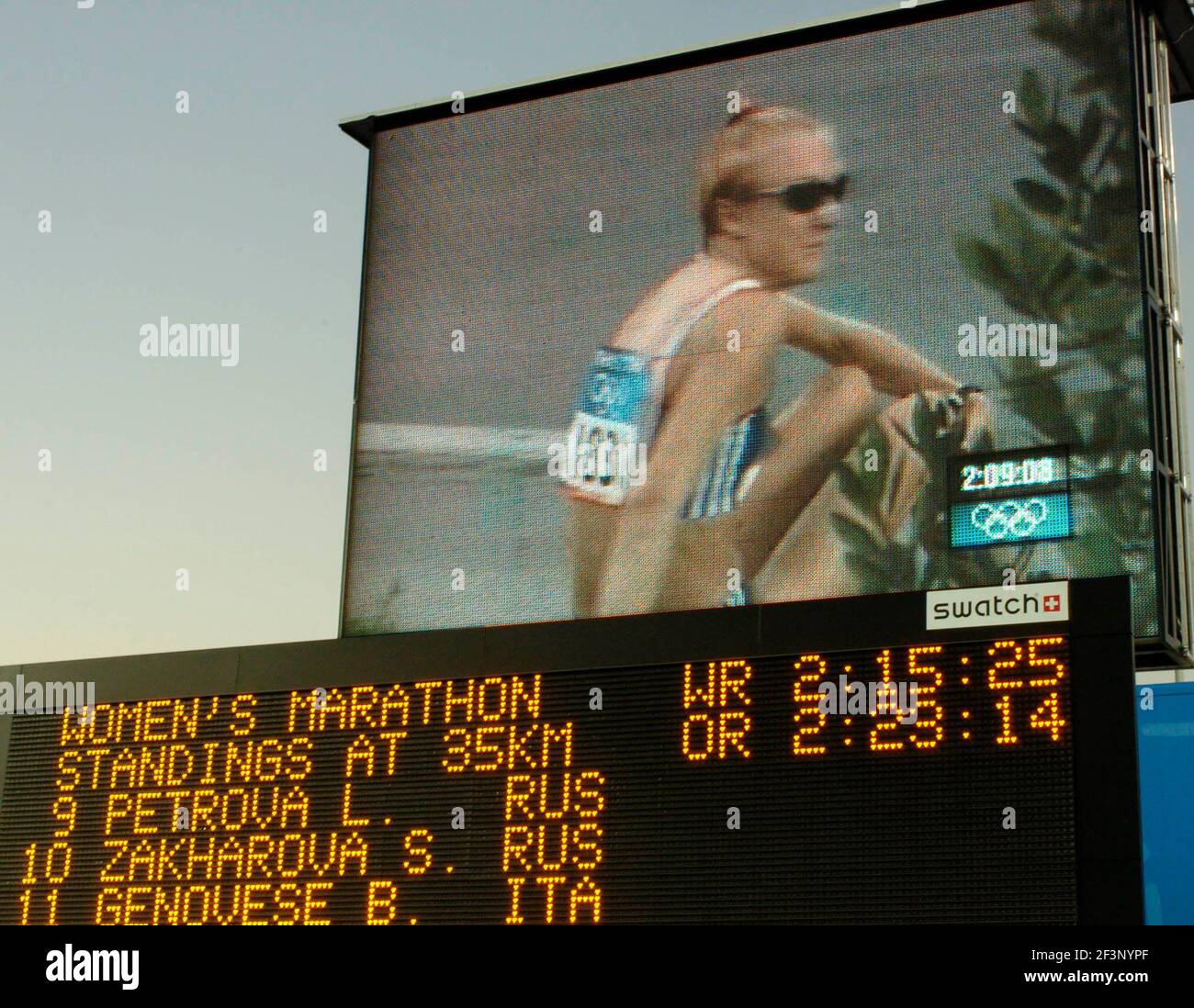 OLYMPISCHE SPIELE IN ATHEN 2004. 21/8/2004 PAULA RADCLIFF AUF DEM GROSSEN TV IM PANATHINAIKO STRADIUM . BILD DAVID ASHDOWN.OLYMPISCHE SPIELE ATHEN 2004 Stockfoto