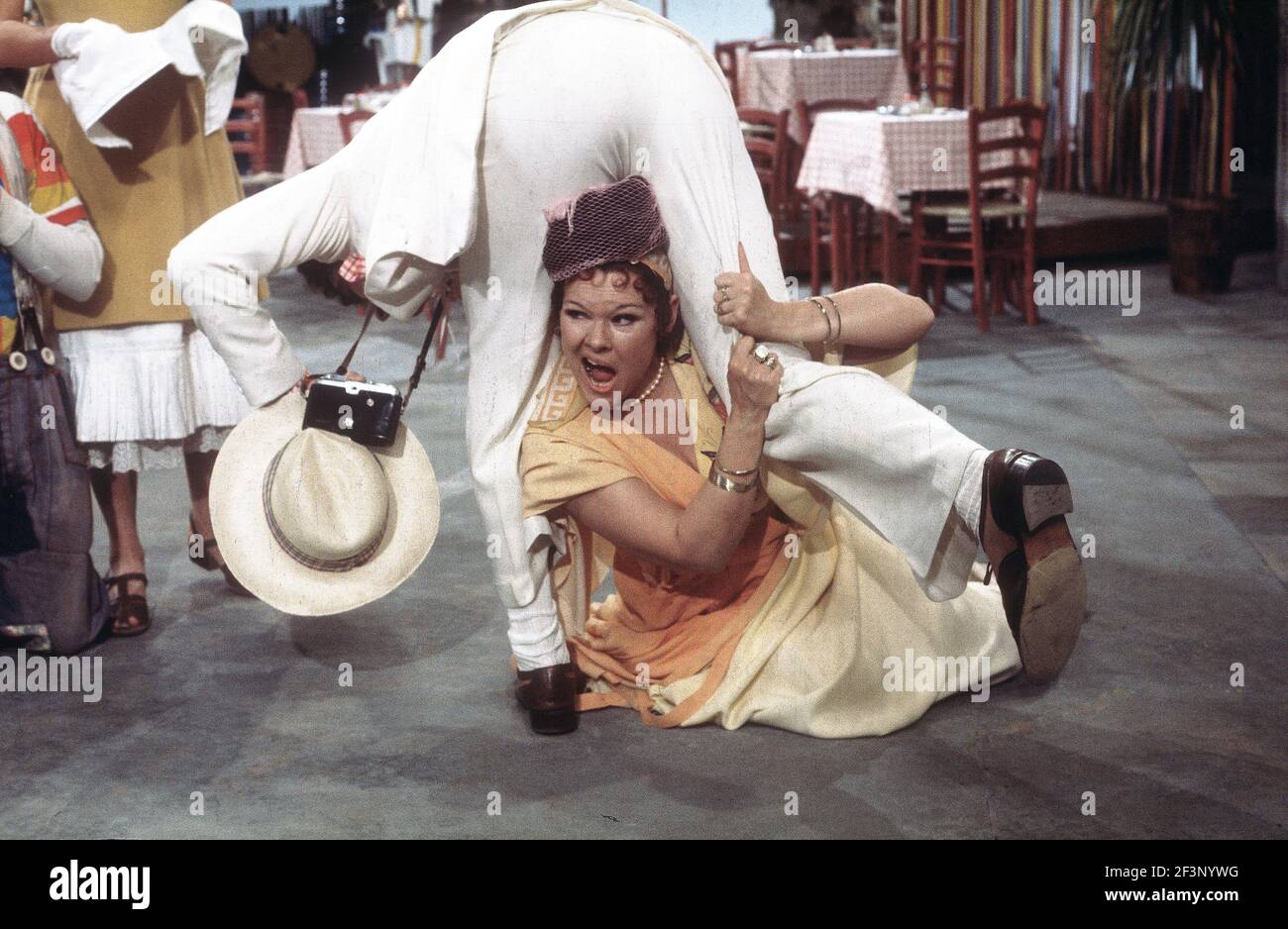 Die RSC-Besetzung in Aktion während der ATV-FERNSEHNETZPRODUKTION von Trevor Nunns musikalischer Adaption für das Fernsehen, KOMÖDIE DER FEHLER von William Shakespeare im Royal Shakespeare Theatre, Stratford-upon-Avon. Darsteller: Judi Dench, Francesca Annis, Michael Williams,- Mike Gwilym, Roger Reed, Nickolas Grace, Griffith Jones, Barbara Shelley, Robin Ellis. Die Aufführung wurde am 18. April 1978 vom Theater national übertragen. Stockfoto