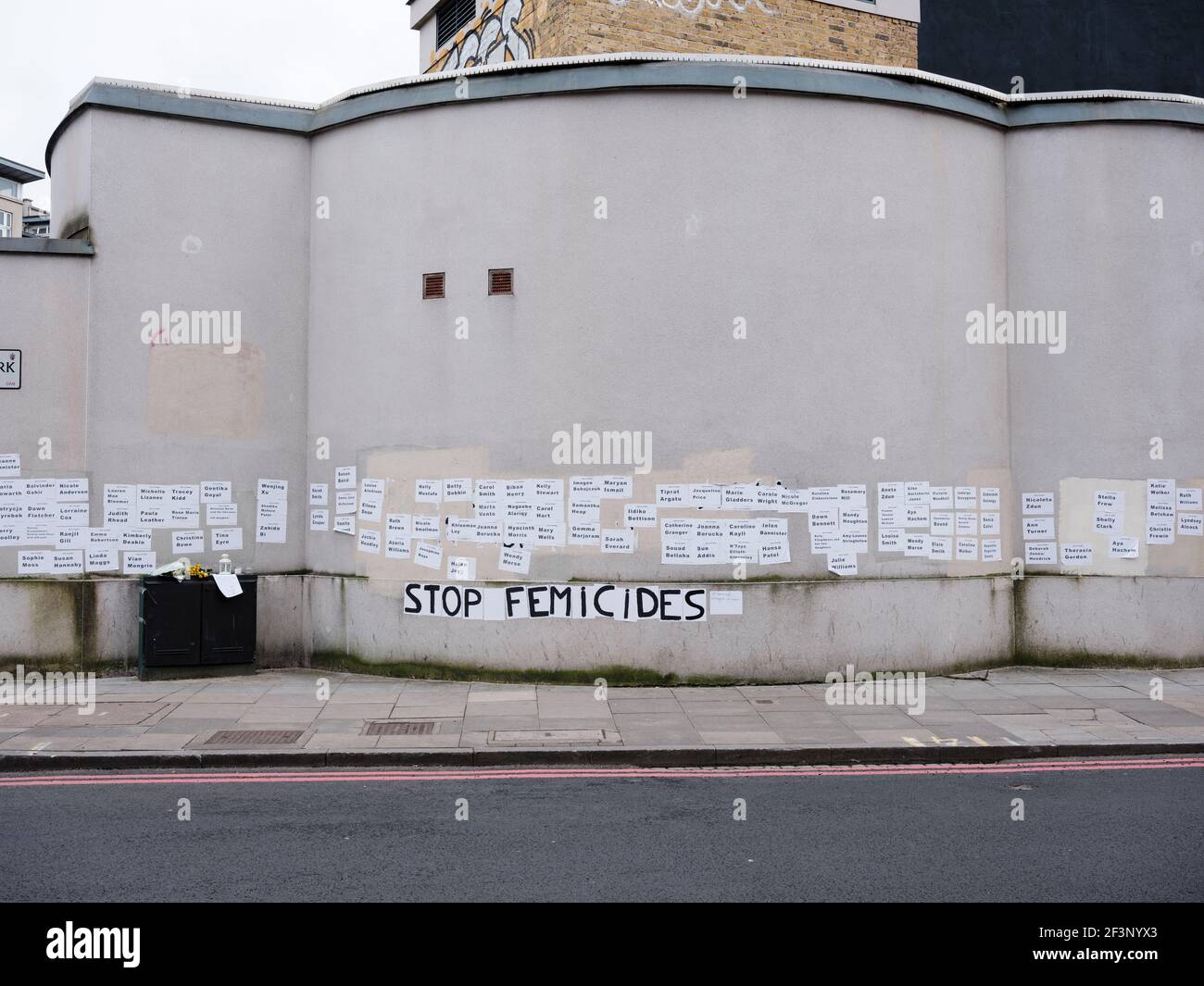 Die Namen von Frauen und ihren Kindern, die im Vereinigten Königreich ermordet wurden, wurden an der Seite eines Gebäudes in Clapham, 14. März 2021, eingeklebt Stockfoto