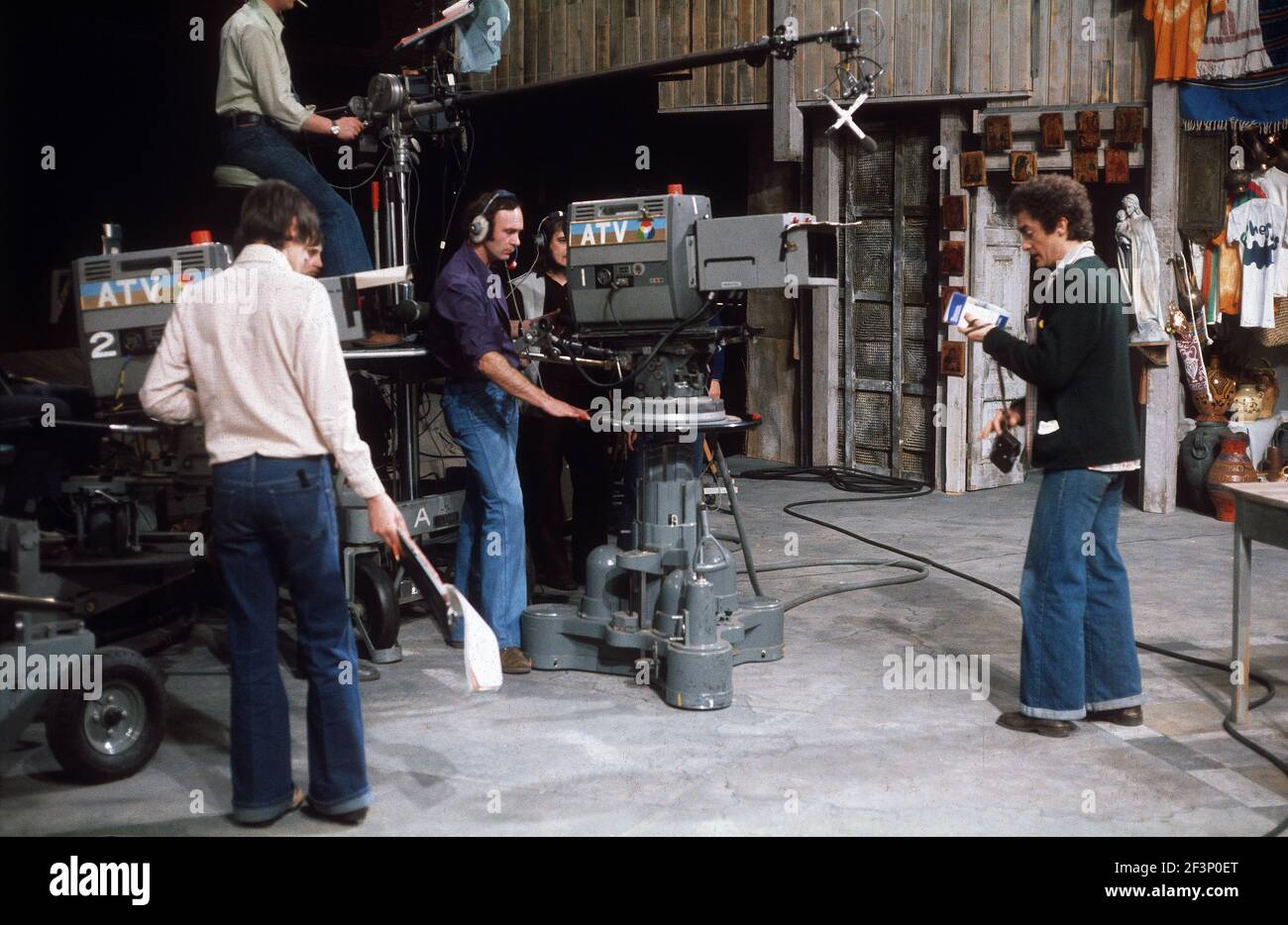 Die RSC-Besetzung in Aktion während der ATV-FERNSEHNETZPRODUKTION von Trevor Nunns musikalischer Adaption für das Fernsehen, KOMÖDIE DER FEHLER von William Shakespeare im Royal Shakespeare Theatre, Stratford-upon-Avon. Darsteller: Judi Dench, Francesca Annis, Michael Williams,- Mike Gwilym, Roger Reed, Nickolas Grace, Griffith Jones, Barbara Shelley, Robin Ellis. Die Aufführung wurde am 18. April 1978 vom Theater national übertragen. Stockfoto