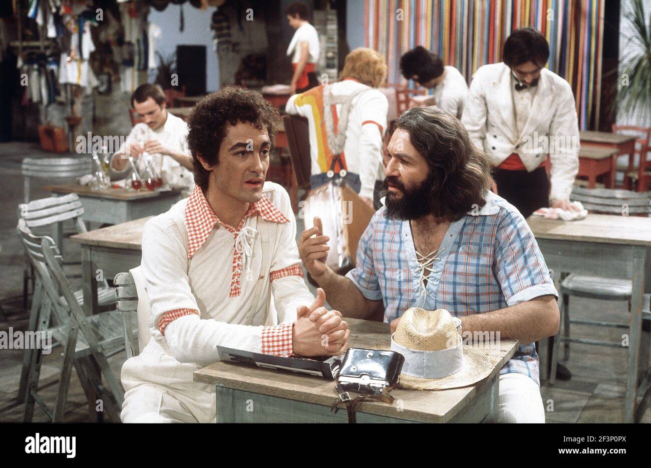 Die RSC-Besetzung in Aktion während der ATV-FERNSEHNETZPRODUKTION von Trevor Nunns musikalischer Adaption für das Fernsehen, KOMÖDIE DER FEHLER von William Shakespeare im Royal Shakespeare Theatre, Stratford-upon-Avon. Darsteller: Judi Dench, Francesca Annis, Michael Williams,- Mike Gwilym, Roger Reed, Nickolas Grace, Griffith Jones, Barbara Shelley, Robin Ellis. Die Aufführung wurde am 18. April 1978 vom Theater national übertragen. Stockfoto