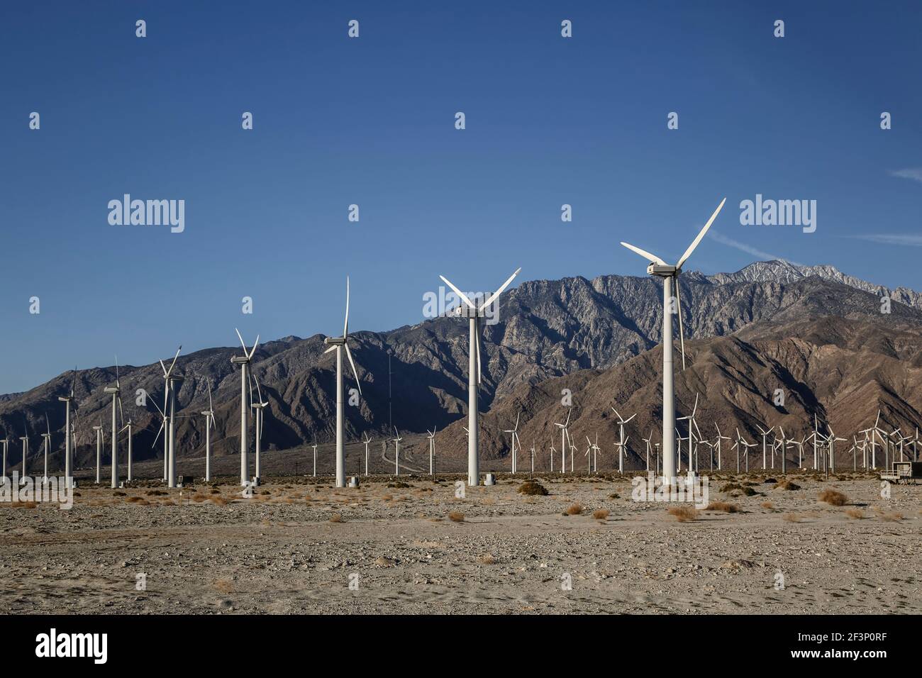 Windmühlen und San Jacinto Mountains (Mount San Jacinto, 10.831 ft.), San Gorgonio Pass Wind Farm, in der Nähe von Palm Springs, Kalifornien, USA Stockfoto