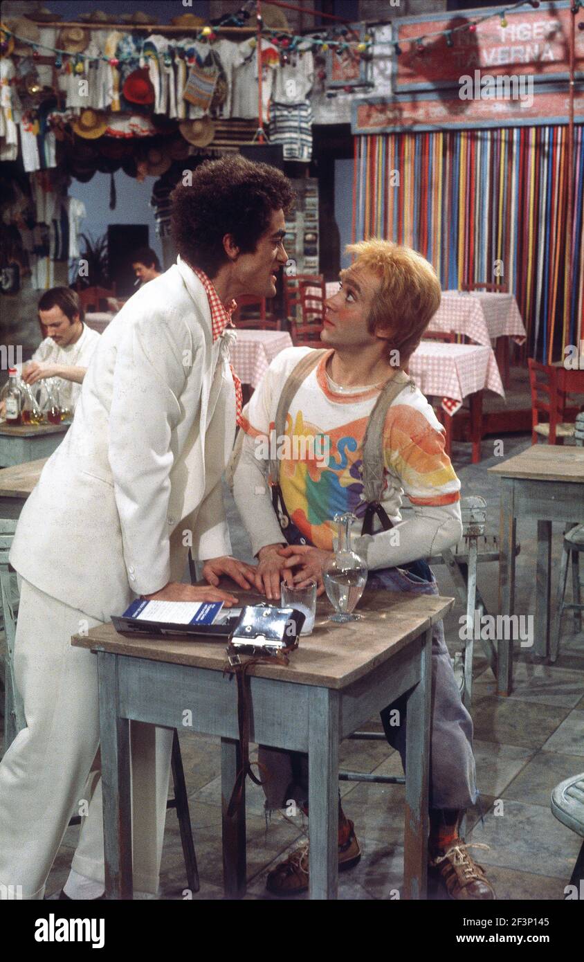 Die RSC-Besetzung in Aktion während der ATV-FERNSEHNETZPRODUKTION von Trevor Nunns musikalischer Adaption für das Fernsehen, KOMÖDIE DER FEHLER von William Shakespeare im Royal Shakespeare Theatre, Stratford-upon-Avon. Darsteller: Judi Dench, Francesca Annis, Michael Williams,- Mike Gwilym, Roger Reed, Nickolas Grace, Griffith Jones, Barbara Shelley, Robin Ellis. Die Aufführung wurde am 18. April 1978 vom Theater national übertragen. Stockfoto