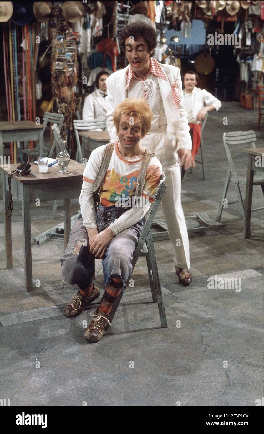 Die RSC-Besetzung in Aktion während der ATV-FERNSEHNETZPRODUKTION von Trevor Nunns musikalischer Adaption für das Fernsehen, KOMÖDIE DER FEHLER von William Shakespeare im Royal Shakespeare Theatre, Stratford-upon-Avon. Darsteller: Judi Dench, Francesca Annis, Michael Williams,- Mike Gwilym, Roger Reed, Nickolas Grace, Griffith Jones, Barbara Shelley, Robin Ellis. Die Aufführung wurde am 18. April 1978 vom Theater national übertragen. Stockfoto