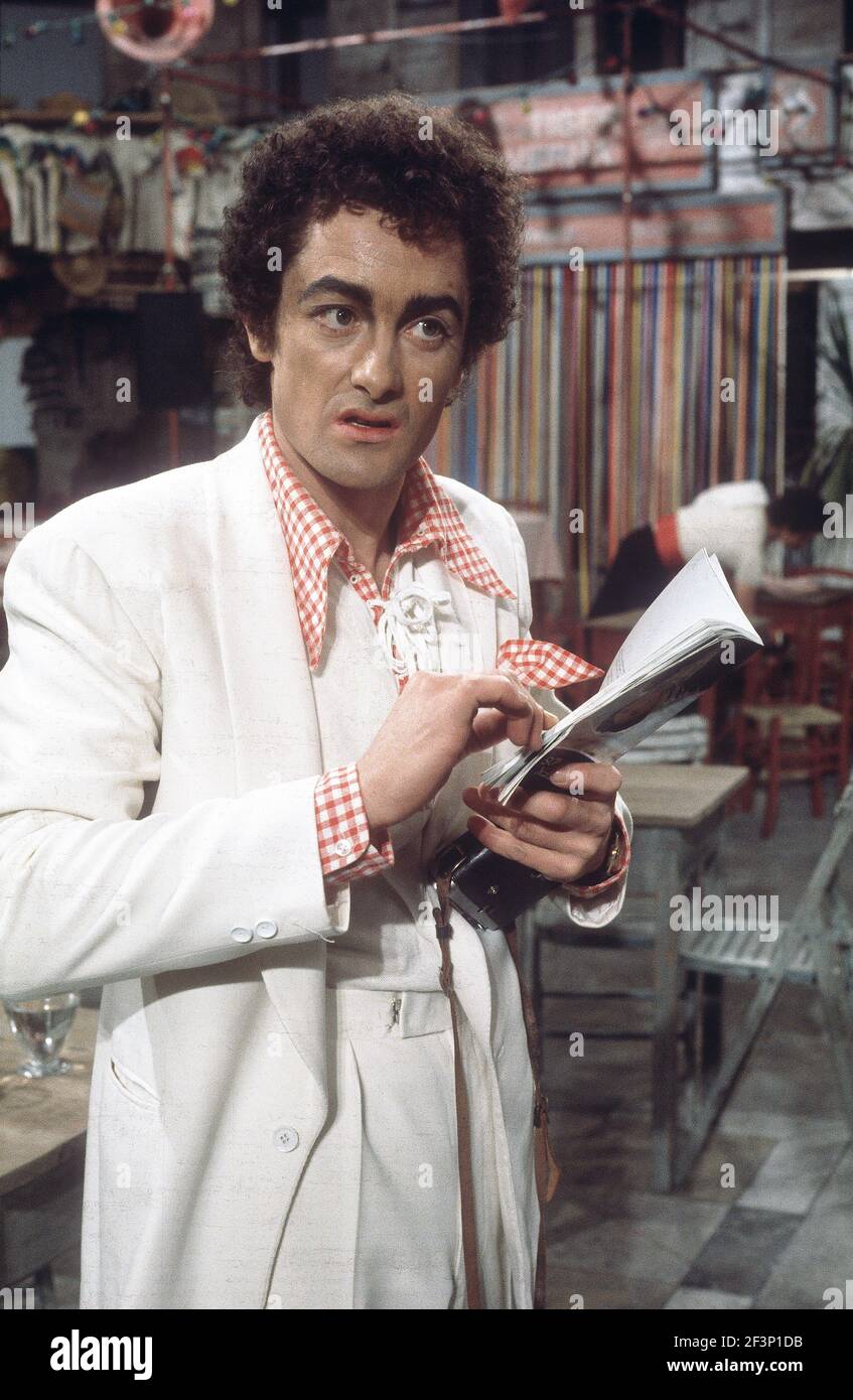 Die RSC-Besetzung in Aktion während der ATV-FERNSEHNETZPRODUKTION von Trevor Nunns musikalischer Adaption für das Fernsehen, KOMÖDIE DER FEHLER von William Shakespeare im Royal Shakespeare Theatre, Stratford-upon-Avon. Darsteller: Judi Dench, Francesca Annis, Michael Williams,- Mike Gwilym, Roger Reed, Nickolas Grace, Griffith Jones, Barbara Shelley, Robin Ellis. Die Aufführung wurde am 18. April 1978 vom Theater national übertragen. Stockfoto