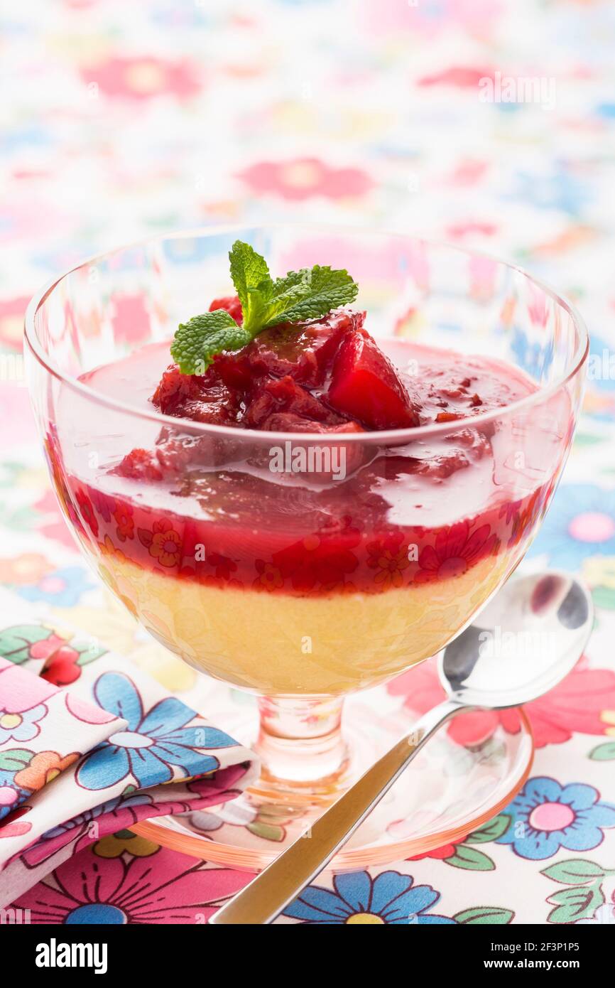 Cremiger Grießpudding mit Fruchtkompott Stockfoto