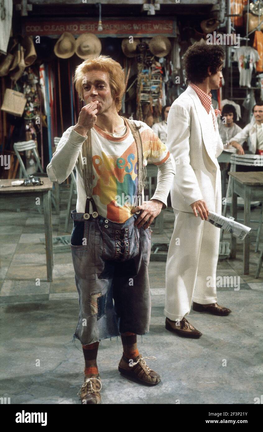 Die RSC-Besetzung in Aktion während der ATV-FERNSEHNETZPRODUKTION von Trevor Nunns musikalischer Adaption für das Fernsehen, KOMÖDIE DER FEHLER von William Shakespeare im Royal Shakespeare Theatre, Stratford-upon-Avon. Darsteller: Judi Dench, Francesca Annis, Michael Williams,- Mike Gwilym, Roger Reed, Nickolas Grace, Griffith Jones, Barbara Shelley, Robin Ellis. Die Aufführung wurde am 18. April 1978 vom Theater national übertragen. Stockfoto