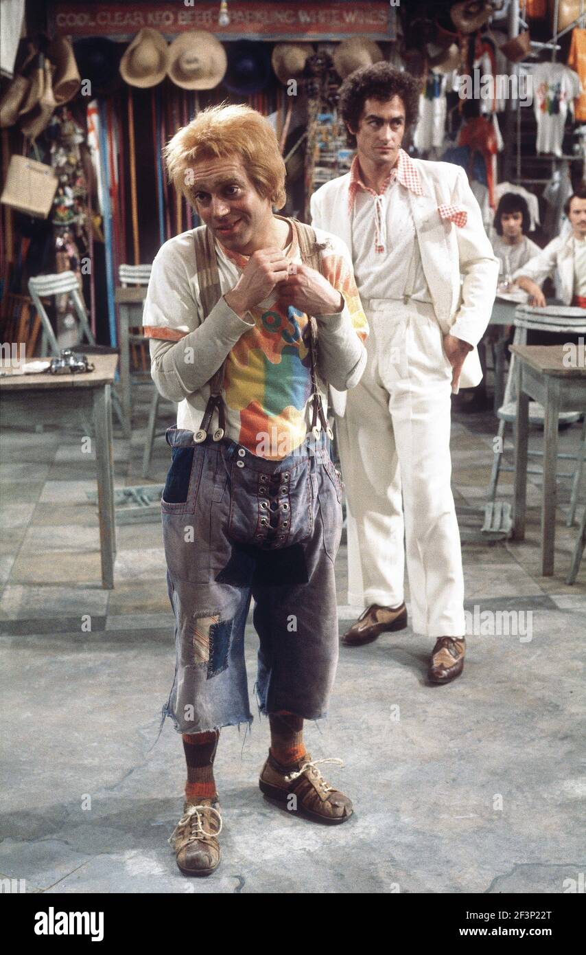 Die RSC-Besetzung in Aktion während der ATV-FERNSEHNETZPRODUKTION von Trevor Nunns musikalischer Adaption für das Fernsehen, KOMÖDIE DER FEHLER von William Shakespeare im Royal Shakespeare Theatre, Stratford-upon-Avon. Darsteller: Judi Dench, Francesca Annis, Michael Williams,- Mike Gwilym, Roger Reed, Nickolas Grace, Griffith Jones, Barbara Shelley, Robin Ellis. Die Aufführung wurde am 18. April 1978 vom Theater national übertragen. Stockfoto