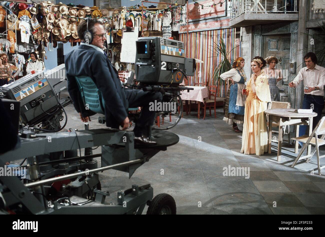 Die RSC-Besetzung in Aktion während der ATV-FERNSEHNETZPRODUKTION von Trevor Nunns musikalischer Adaption für das Fernsehen, KOMÖDIE DER FEHLER von William Shakespeare im Royal Shakespeare Theatre, Stratford-upon-Avon. Darsteller: Judi Dench, Francesca Annis, Michael Williams,- Mike Gwilym, Roger Reed, Nickolas Grace, Griffith Jones, Barbara Shelley, Robin Ellis. Die Aufführung wurde am 18. April 1978 vom Theater national übertragen. Stockfoto