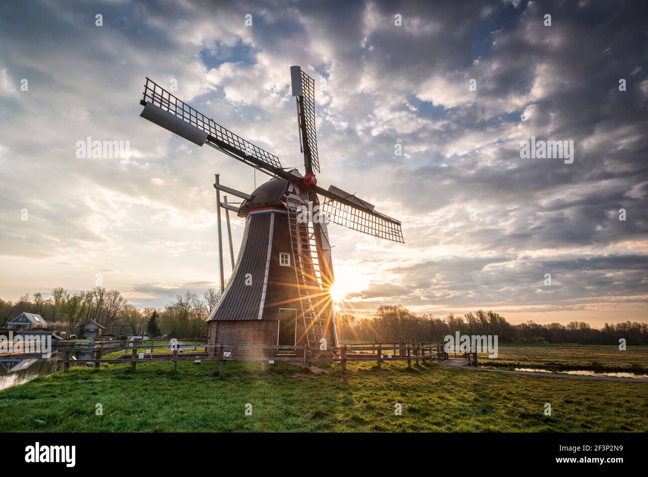 Schöner Sonnenaufgang hinter der niederländischen Windmühle, Groningen Stockfoto