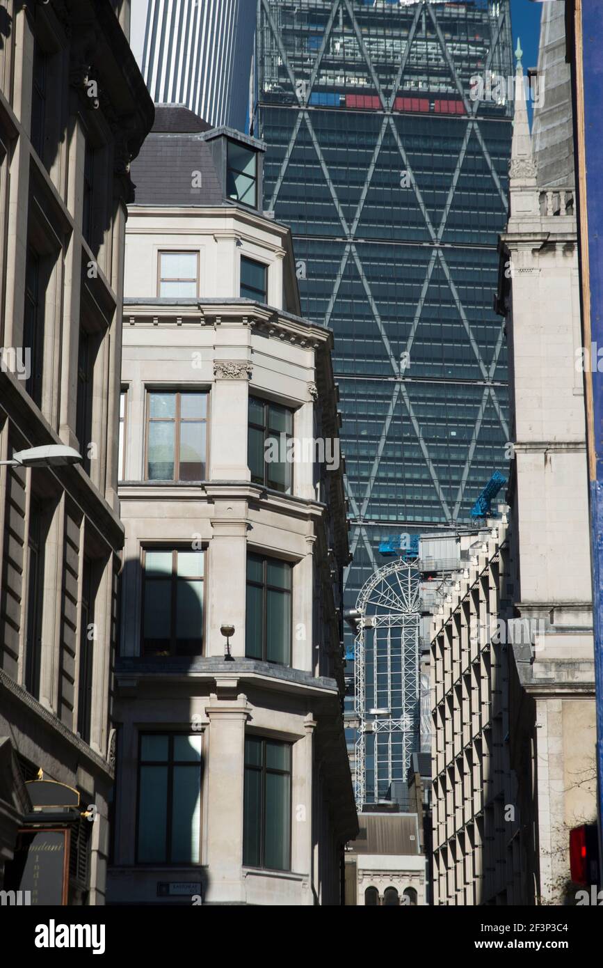 Blick auf neue und alte Gebäude, darunter das Leadenhall Building, auch bekannt als die Käsereibe, 122 Leadenhall Street, entworfen von Rogers Stirk Harb Stockfoto