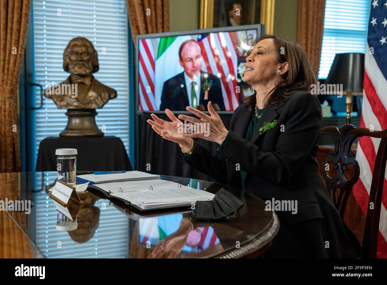 Die Vizepräsidentin der Vereinigten Staaten, Kamala Harris, ist Gastgeber des irischen Premierministers Micheál Martin bei einem virtuellen bilateralen Treffen im Zeremonialbüro des Vizepräsidenten in Washington, USA, 17. März 2021. Quelle: Ken Cedeno/Pool via CNP weltweit Stockfoto