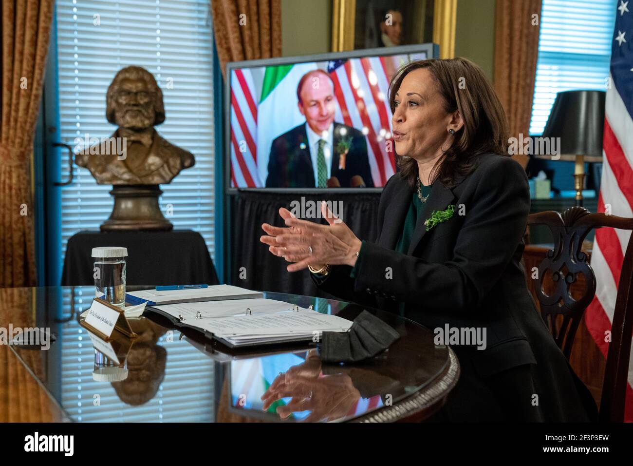 Die Vizepräsidentin der Vereinigten Staaten, Kamala Harris, empfängt Micheál Martin, Premierminister von Irland, während eines virtuellen bilateralen Treffens im Zeremonialbüro des Vizepräsidenten in Washington, USA, 17. März 2021.Quelle: Ken Cedeno/Pool via CNP - Nutzung weltweit Stockfoto