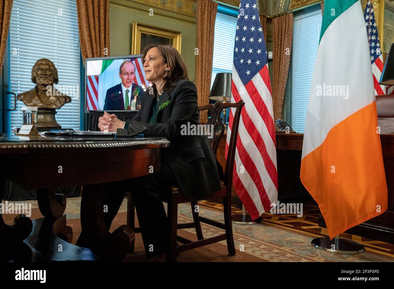 Die Vizepräsidentin der Vereinigten Staaten, Kamala Harris, ist Gastgeber des irischen Premierministers Micheál Martin bei einem virtuellen bilateralen Treffen im Zeremonialbüro des Vizepräsidenten in Washington, USA, 17. März 2021. Quelle: Ken Cedeno/Pool via CNP weltweit Stockfoto