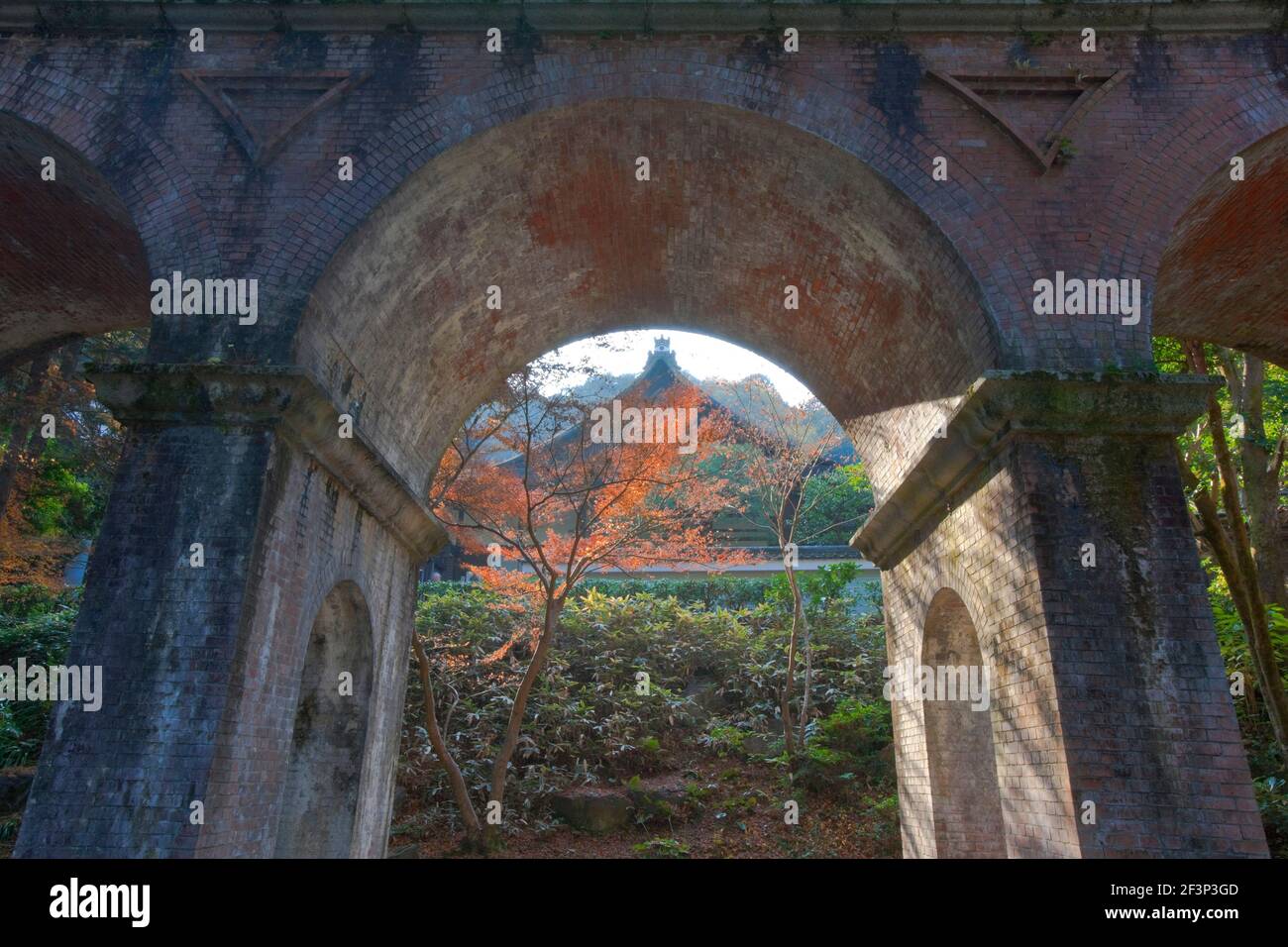 Eine Weitwinkelansicht zeigt die elegant gewölbte Ziegelstruktur des Aquädukts des Biwa-Kanals und das Tempelhallendach von Nanzen-in, einem buddhistischen Unterbau Stockfoto