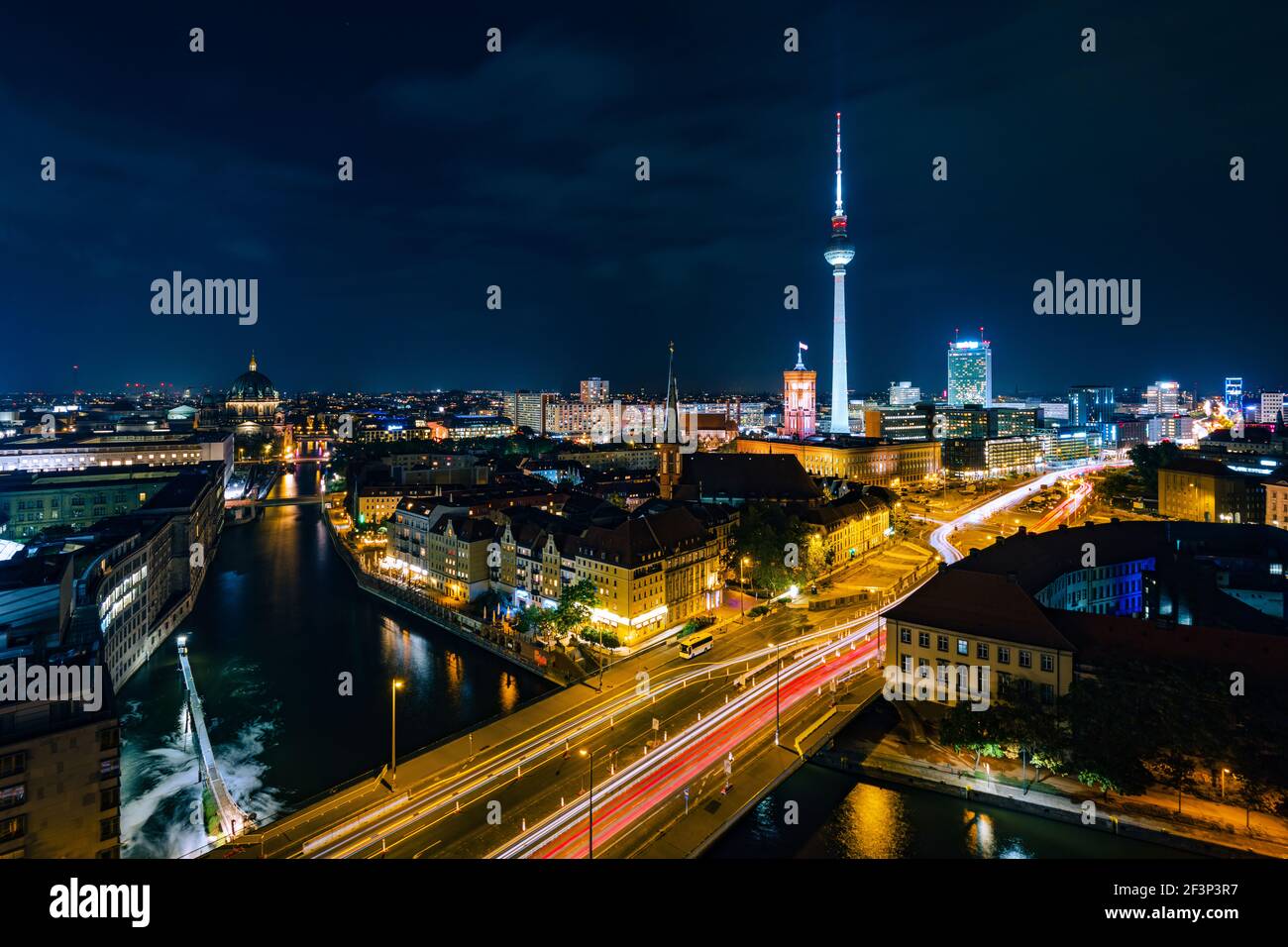 Berlin, Deutschland, Panoramablick auf die Berliner Stadtlandschaft und die Spree bei Nacht. Stockfoto