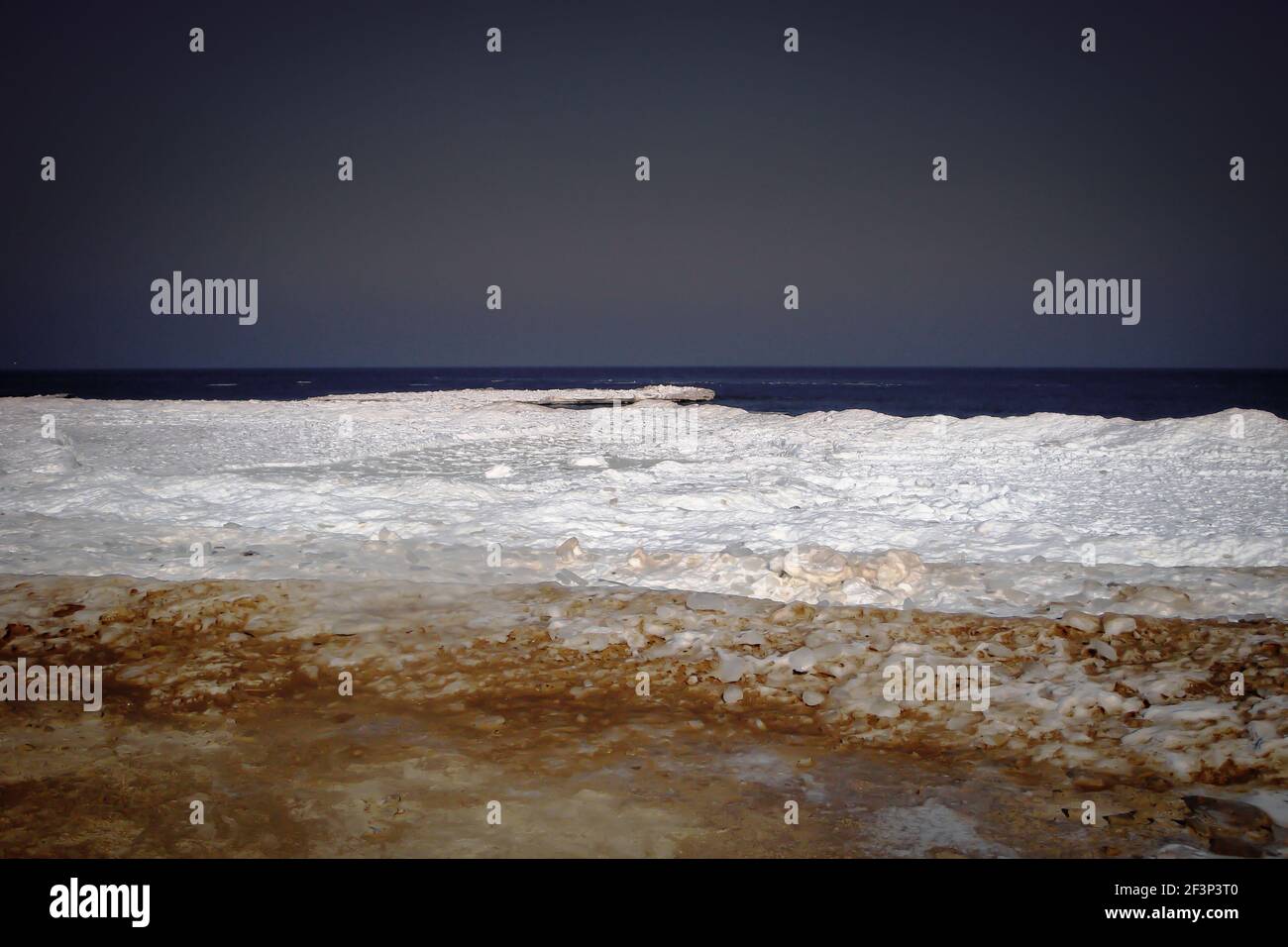 Der Strand von Usedom an der Ostsee, bedeckt mit Schnee im Winter an einem wolkenlosen Tag Stockfoto