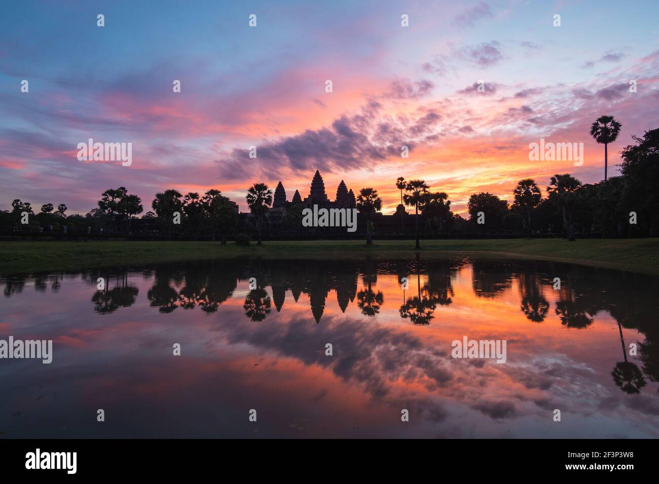 Tempel Angkor Wat bei Sonnenaufgang in Siem Reap, Kambodscha. Stockfoto