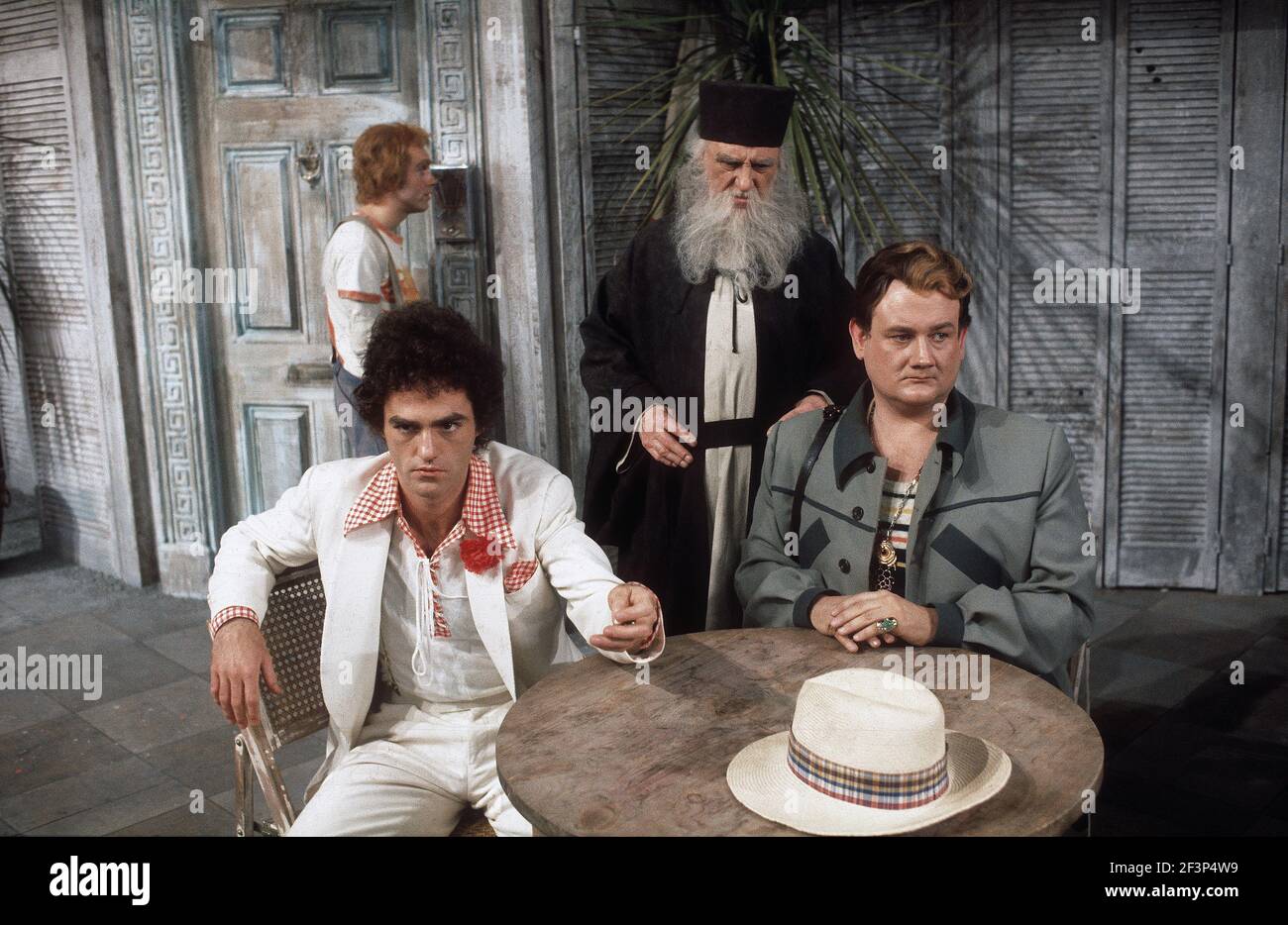 Die RSC-Besetzung in Aktion während der ATV-FERNSEHNETZPRODUKTION von Trevor Nunns musikalischer Adaption für das Fernsehen, KOMÖDIE DER FEHLER von William Shakespeare im Royal Shakespeare Theatre, Stratford-upon-Avon. Darsteller: Judi Dench, Francesca Annis, Michael Williams,- Mike Gwilym, Roger Reed, Nickolas Grace, Griffith Jones, Barbara Shelley, Robin Ellis. Die Aufführung wurde am 18. April 1978 vom Theater national übertragen. Stockfoto