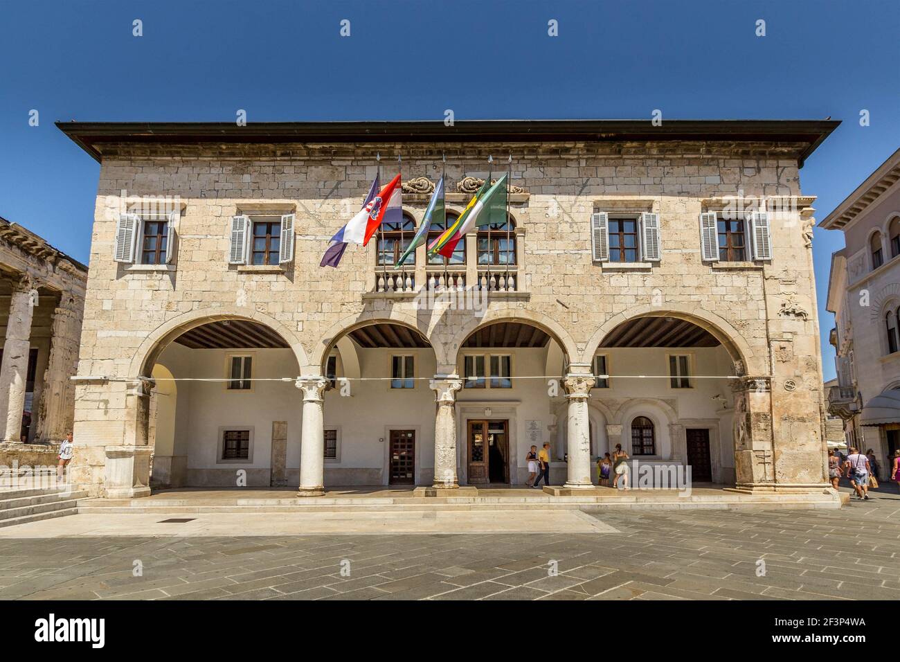 Rathaus - Stadtverwaltung Pula, - Gradska uprava - Forum Platz, Pula, Halbinsel Istrien, Kroatien Stockfoto