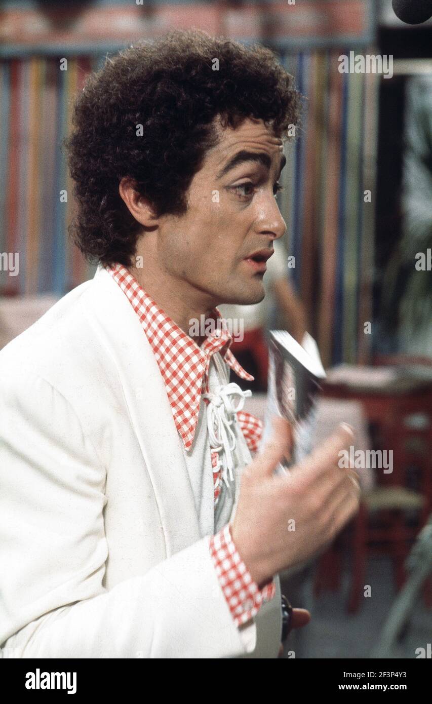 Die RSC-Besetzung in Aktion während der ATV-FERNSEHNETZPRODUKTION von Trevor Nunns musikalischer Adaption für das Fernsehen, KOMÖDIE DER FEHLER von William Shakespeare im Royal Shakespeare Theatre, Stratford-upon-Avon. Darsteller: Judi Dench, Francesca Annis, Michael Williams,- Mike Gwilym, Roger Reed, Nickolas Grace, Griffith Jones, Barbara Shelley, Robin Ellis. Die Aufführung wurde am 18. April 1978 vom Theater national übertragen. Stockfoto