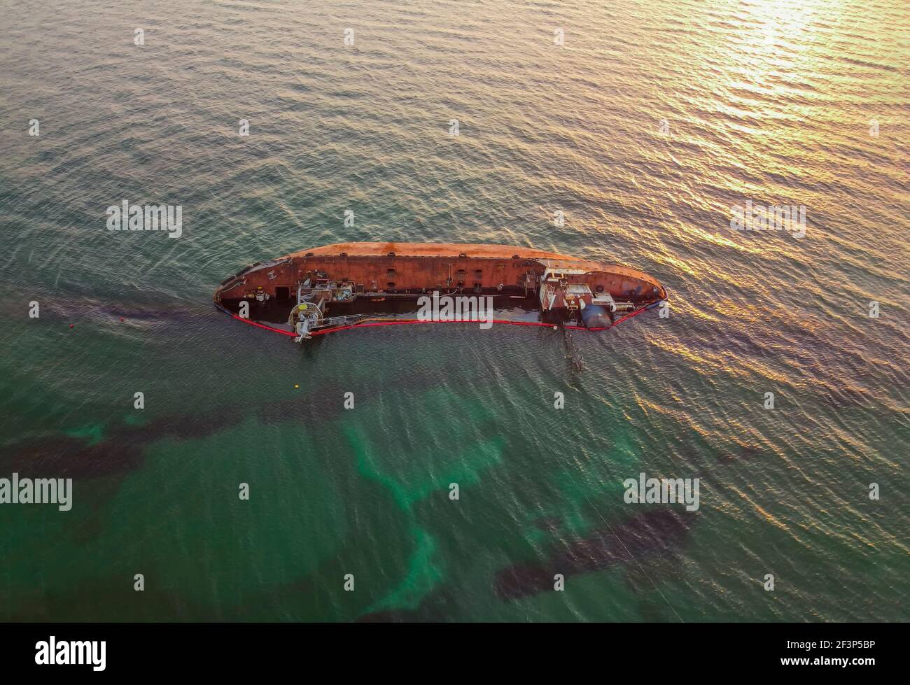 Das alte rostige Schiff wurde von einem Sturm gestrandet. Ölpest von einem Tanker, Umweltverschmutzung. Schiff bei Sunris Stockfoto