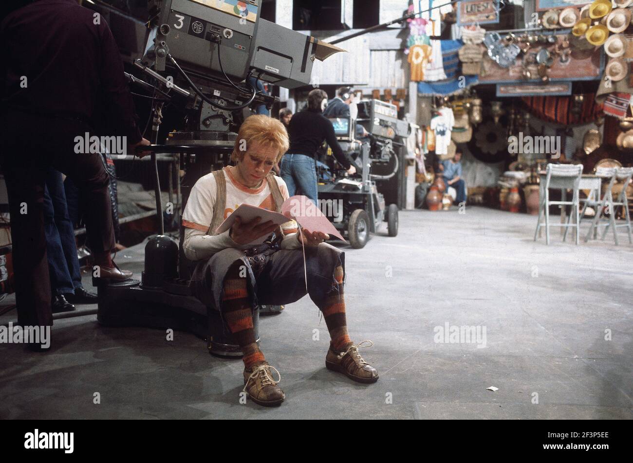 Die RSC-Besetzung in Aktion während der ATV-FERNSEHNETZPRODUKTION von Trevor Nunns musikalischer Adaption für das Fernsehen, KOMÖDIE DER FEHLER von William Shakespeare im Royal Shakespeare Theatre, Stratford-upon-Avon. Darsteller: Judi Dench, Francesca Annis, Michael Williams,- Mike Gwilym, Roger Reed, Nickolas Grace, Griffith Jones, Barbara Shelley, Robin Ellis. Die Aufführung wurde am 18. April 1978 vom Theater national übertragen. Stockfoto