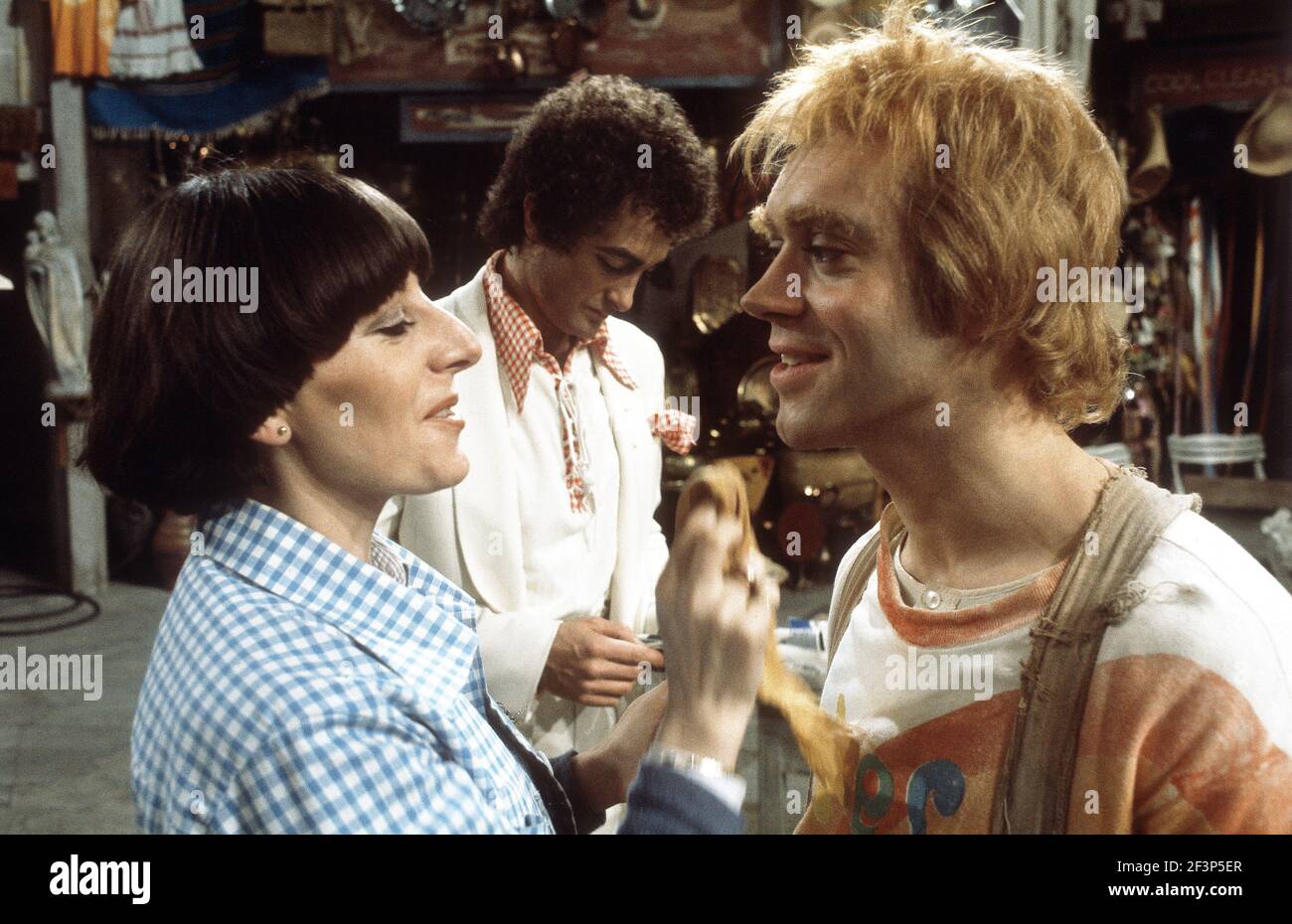 Die RSC-Besetzung in Aktion während der ATV-FERNSEHNETZPRODUKTION von Trevor Nunns musikalischer Adaption für das Fernsehen, KOMÖDIE DER FEHLER von William Shakespeare im Royal Shakespeare Theatre, Stratford-upon-Avon. Darsteller: Judi Dench, Francesca Annis, Michael Williams,- Mike Gwilym, Roger Reed, Nickolas Grace, Griffith Jones, Barbara Shelley, Robin Ellis. Die Aufführung wurde am 18. April 1978 vom Theater national übertragen. Stockfoto