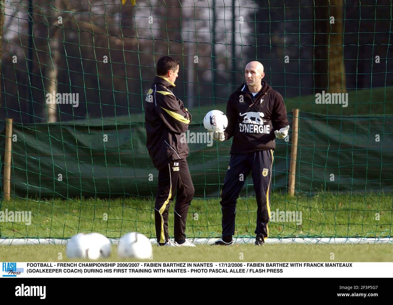 FUSSBALL - FRANZÖSISCHE MEISTERSCHAFT 2006/2007 - FABIEN BARTHEZ IN NANTES - 17/12/2006 - FABIEN BARTHEZ MIT FRANCK MANTEAUX (TORWARTTRAINER) WÄHREND SEINER ERSTEN AUSBILDUNG BEI NANTES - FOTO PASCAL ALLEE / FLASH DRÜCKEN Stockfoto