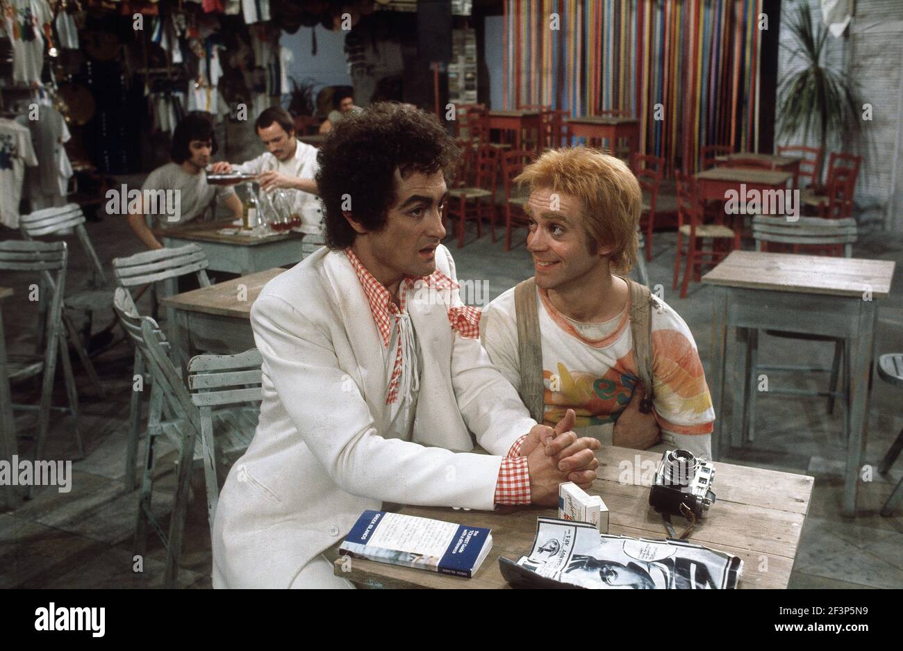 Die RSC-Besetzung in Aktion während der ATV-FERNSEHNETZPRODUKTION von Trevor Nunns musikalischer Adaption für das Fernsehen, KOMÖDIE DER FEHLER von William Shakespeare im Royal Shakespeare Theatre, Stratford-upon-Avon. Darsteller: Judi Dench, Francesca Annis, Michael Williams,- Mike Gwilym, Roger Reed, Nickolas Grace, Griffith Jones, Barbara Shelley, Robin Ellis. Die Aufführung wurde am 18. April 1978 vom Theater national übertragen. Stockfoto