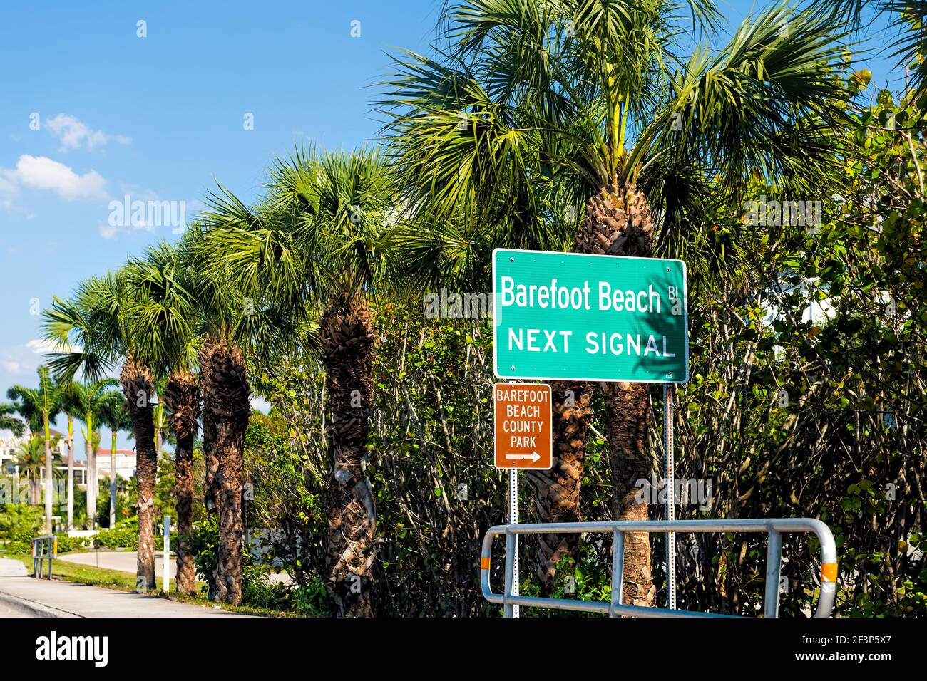 Straßenverkehrsleitszeichen zum Bareboot Beach Park in Bonita Springs, Florida an der Küste des Golfs von Mexiko im Sommer mit Palmen Stockfoto