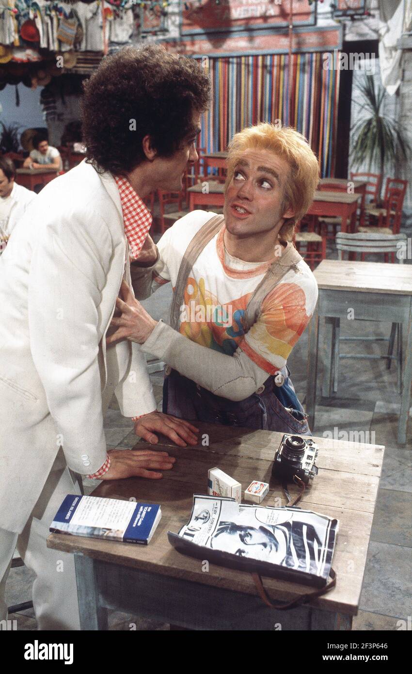 Die RSC-Besetzung in Aktion während der ATV-FERNSEHNETZPRODUKTION von Trevor Nunns musikalischer Adaption für das Fernsehen, KOMÖDIE DER FEHLER von William Shakespeare im Royal Shakespeare Theatre, Stratford-upon-Avon. Darsteller: Judi Dench, Francesca Annis, Michael Williams,- Mike Gwilym, Roger Reed, Nickolas Grace, Griffith Jones, Barbara Shelley, Robin Ellis. Die Aufführung wurde am 18. April 1978 vom Theater national übertragen. Stockfoto