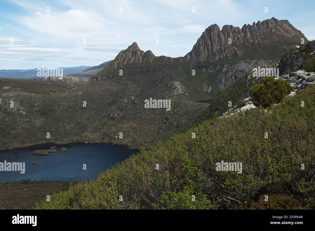 Blick auf den Dove Lake und den Cradle Mountain vom Marions Lookout Im Cradle Mountain National Park in Tasmanien Stockfoto