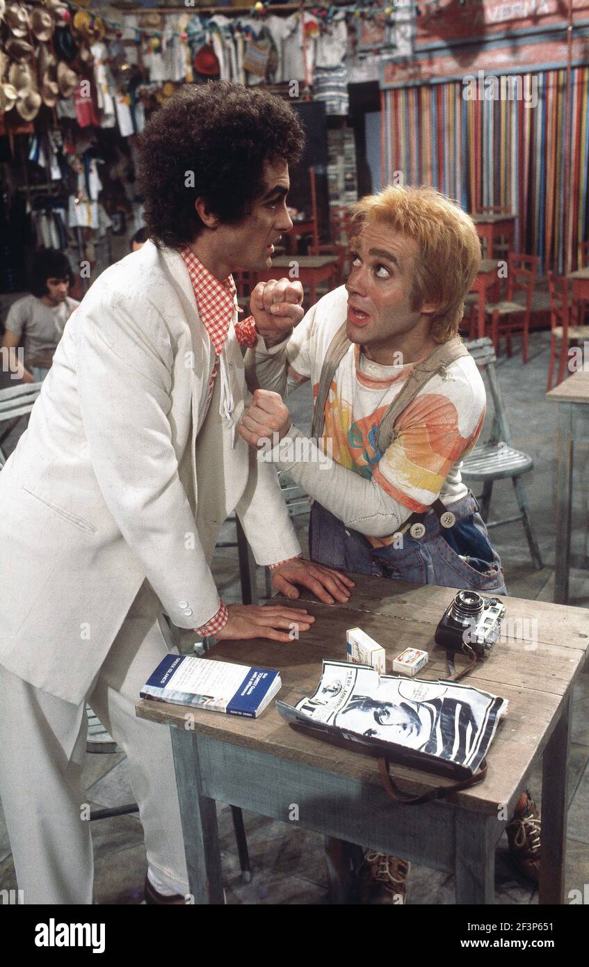 Die RSC-Besetzung in Aktion während der ATV-FERNSEHNETZPRODUKTION von Trevor Nunns musikalischer Adaption für das Fernsehen, KOMÖDIE DER FEHLER von William Shakespeare im Royal Shakespeare Theatre, Stratford-upon-Avon. Darsteller: Judi Dench, Francesca Annis, Michael Williams,- Mike Gwilym, Roger Reed, Nickolas Grace, Griffith Jones, Barbara Shelley, Robin Ellis. Die Aufführung wurde am 18. April 1978 vom Theater national übertragen. Stockfoto