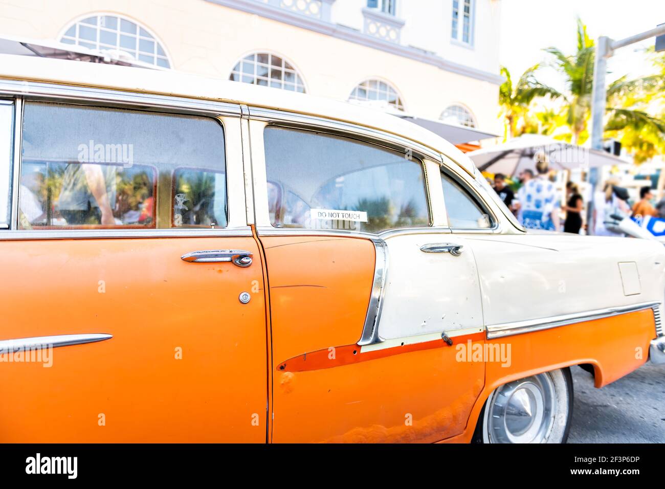 Vintage Retro-Auto in Miami Florida mit nicht berühren zeichen und Menschen in Bars Restaurants in verschwommenem Hintergrund auf Straße Stockfoto