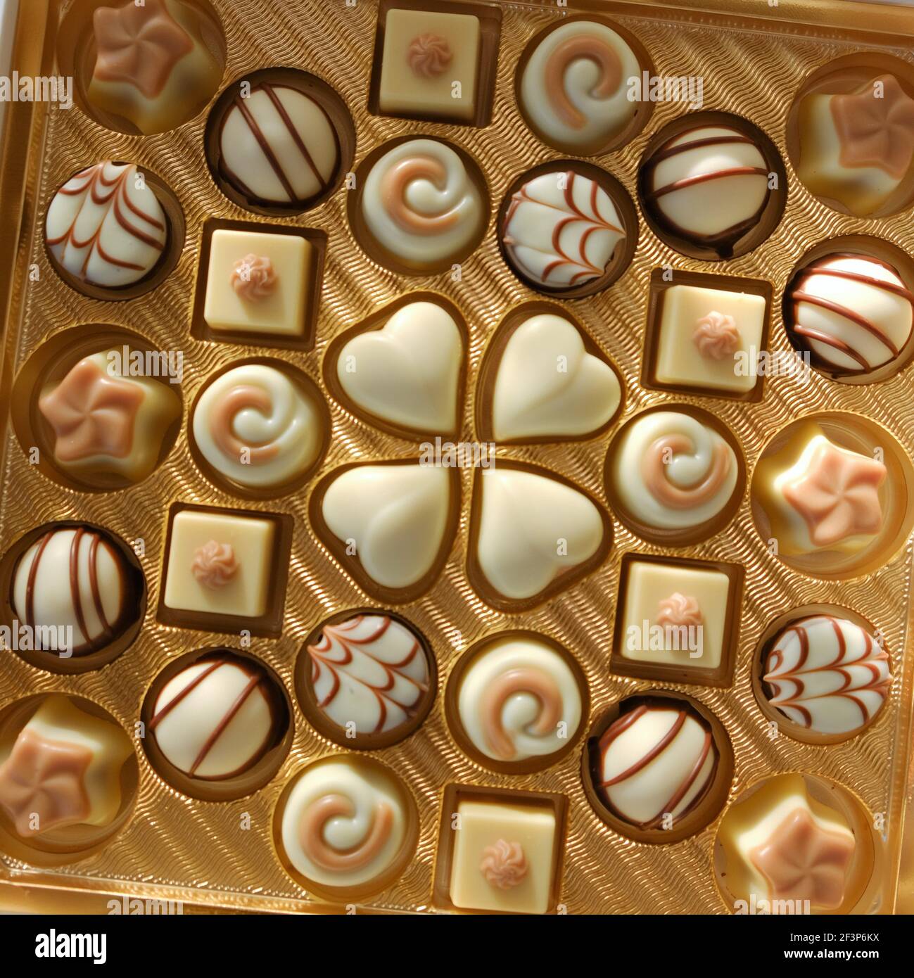 Schokolade Süßigkeiten .Weiße Schokolade. Verschiedene Schokoladentrüffeln in einer Goldschachtel Nahaufnahme. Süßigkeiten und Desserts concept.chocolate Süßigkeiten.Schokolade Bonbons Stockfoto