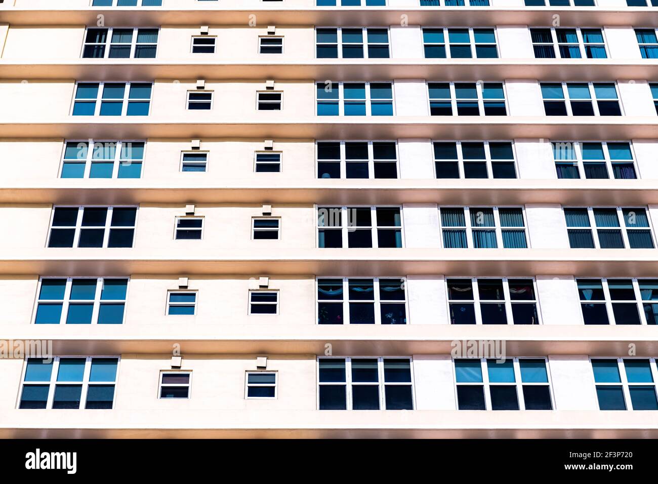 Abstrakte minimalistische Außenarchitektur Fassade von Art Deco weiß gelb Farbenfrohes Vintage-Wohngebäude mit vielen Fenstern Stockfoto