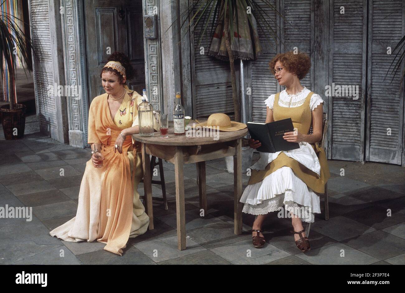 Die RSC-Besetzung in Aktion während der ATV-FERNSEHNETZPRODUKTION von Trevor Nunns musikalischer Adaption für das Fernsehen, KOMÖDIE DER FEHLER von William Shakespeare im Royal Shakespeare Theatre, Stratford-upon-Avon. Darsteller: Judi Dench, Francesca Annis, Michael Williams,- Mike Gwilym, Roger Reed, Nickolas Grace, Griffith Jones, Barbara Shelley, Robin Ellis. Die Aufführung wurde am 18. April 1978 vom Theater national übertragen. Stockfoto