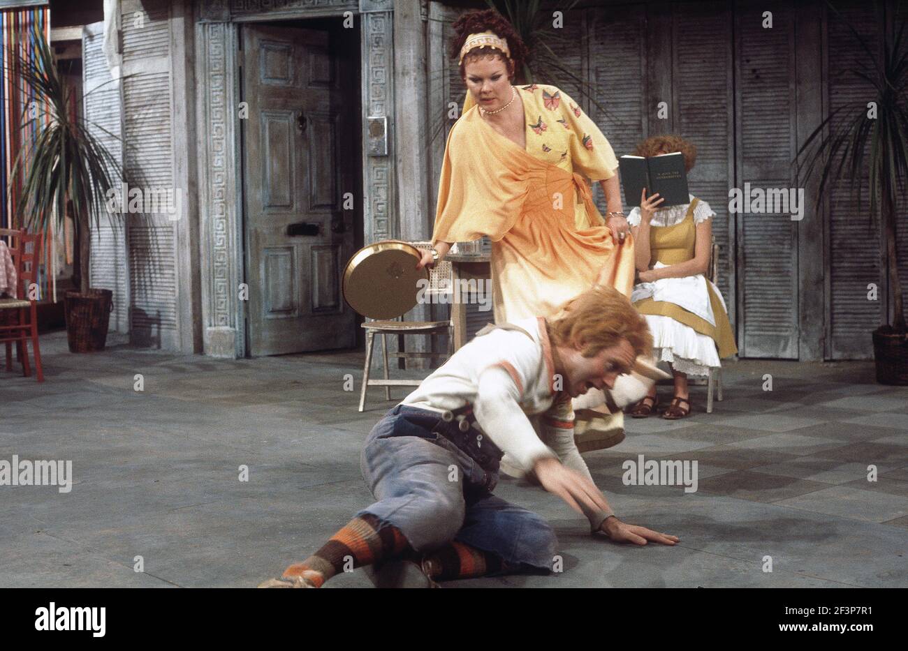 Die RSC-Besetzung in Aktion während der ATV-FERNSEHNETZPRODUKTION von Trevor Nunns musikalischer Adaption für das Fernsehen, KOMÖDIE DER FEHLER von William Shakespeare im Royal Shakespeare Theatre, Stratford-upon-Avon. Darsteller: Judi Dench, Francesca Annis, Michael Williams,- Mike Gwilym, Roger Reed, Nickolas Grace, Griffith Jones, Barbara Shelley, Robin Ellis. Die Aufführung wurde am 18. April 1978 vom Theater national übertragen. Stockfoto